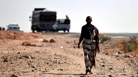 Un refugiado somal&iacute; camina por una pista a las afueras de San&aacute;, en el Yemen