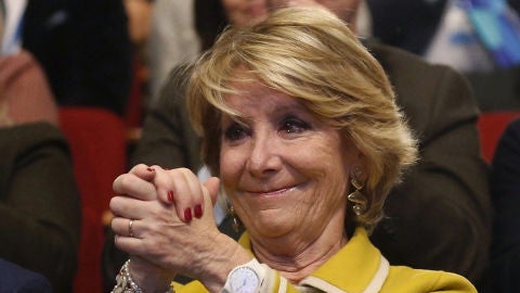 Esperanza Aguirre, emocionada ante la ovaci&oacute;n de sus compa&ntilde;eros