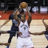 Ibaka, con el balón Ibaka, con el balón