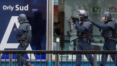 Polic&iacute;as armados intervienen en el aeropuerto de Par&iacute;s