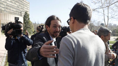 Pablo Iglesias saluda a &Iacute;&ntilde;igo Errej&oacute;n