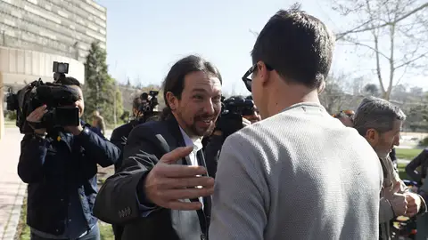 Pablo Iglesias saluda a Íñigo Errejón Pablo Iglesias saluda a Íñigo Errejón