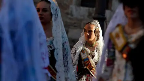 Varias falleras durante el acto de colocación del manto a la Virgen Varias falleras durante el acto de colocación del manto a la Virgen