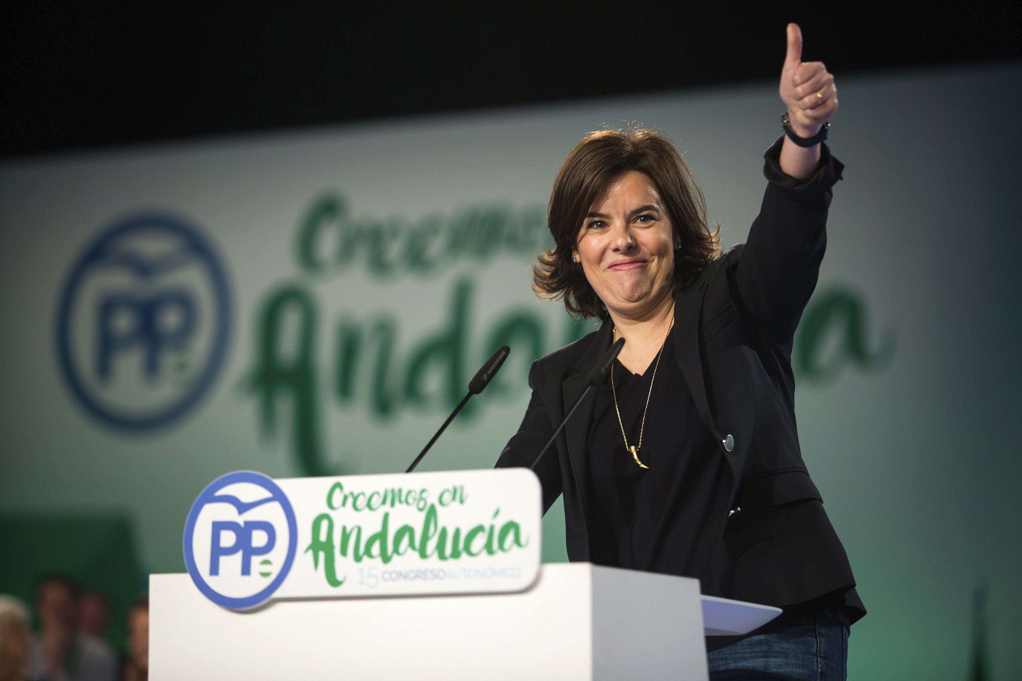 Sáenz de Santamaría sobre Susana Díaz: "Quiere poner la mano y que la cara la pongan otros" Sáenz de Santamaría sobre Susana Díaz: "Quiere poner la mano y que la cara la pongan otros"