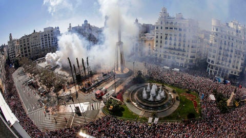 Miles de personas ocupan Valencia por Fallas