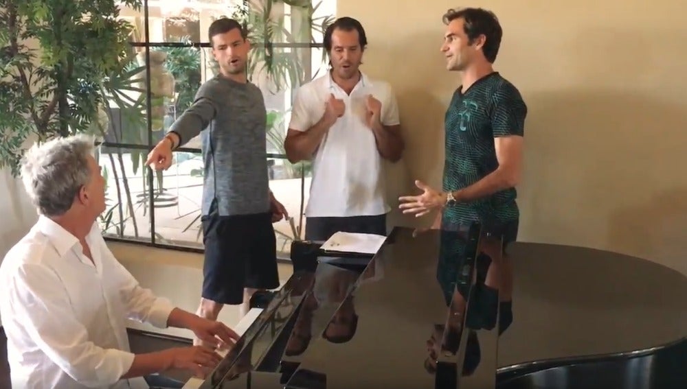 Federer cantando con su 'boy band'