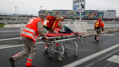 Equipos sanitarios en el aeropuerto de Orly