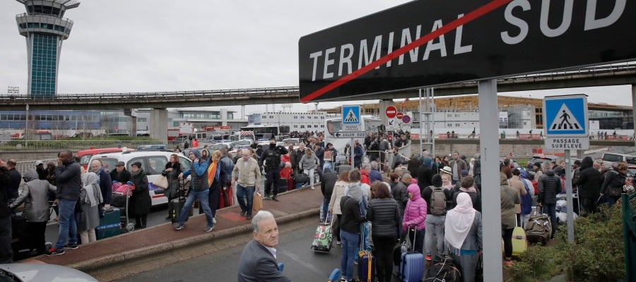 Personas evacuadas del aeropuerto de Orly Personas evacuadas del aeropuerto de Orly