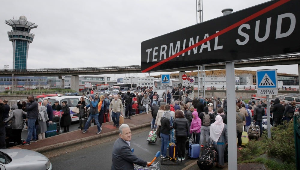 Personas evacuadas del aeropuerto de Orly