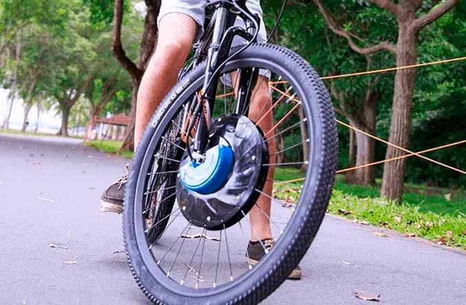 Tabla redonda: Una niña de once años circula con su bicicleta por la calle Bravo Murillo, en Madrid Tabla redonda: Una niña de once años circula con su bicicleta por la calle Bravo Murillo, en Madrid