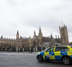 Agentes de policía británicos ante el Parlamento en Londres Agentes de policía británicos ante el Parlamento en Londres