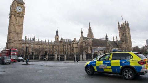 Agentes de polic&iacute;a brit&aacute;nicos permanec&iacute;an en guardia tras el tiroteo ante el Parlamento en Londres