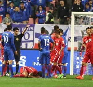 Witsel, en el suelo tras el pisotón de Qin Sheng Witsel, en el suelo tras el pisotón de Qin Sheng