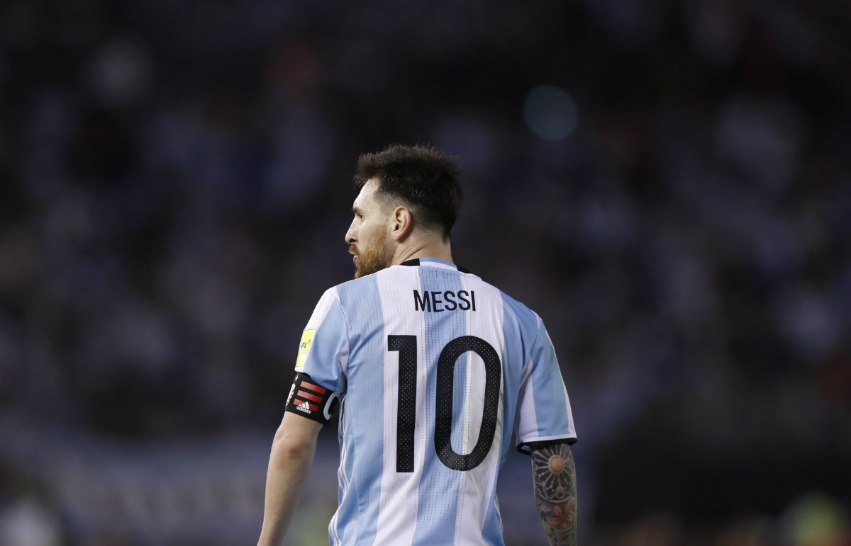 Messi se encara duramente con el árbitro en el Argentina - Chile: "¡La c... de tu madre!" Messi se encara duramente con el árbitro en el Argentina - Chile: "¡La c... de tu madre!"