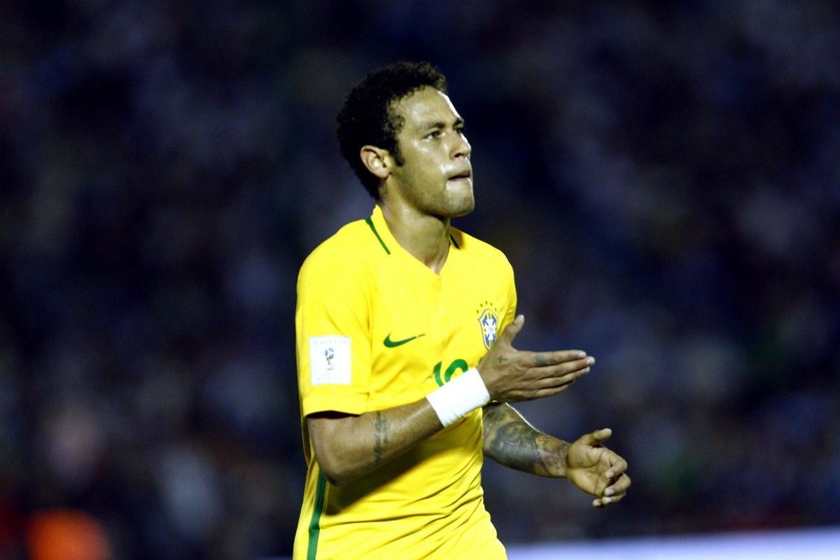 Neymar se luce y Paulinho golea en la victoria de Brasil ante Uruguay Neymar se luce y Paulinho golea en la victoria de Brasil ante Uruguay