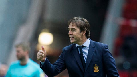 Julen Lopetegui da instrucciones en la banda