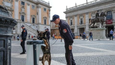 Carabinieri y perros comprueban los alrededores del Palacio Campidoglio