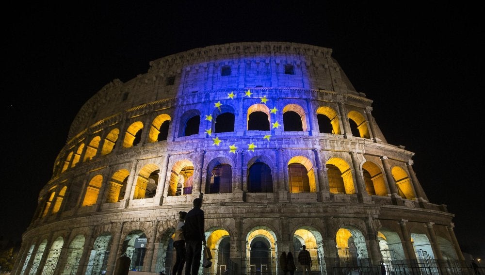 La bandera europea se proyecta en el Coliseo romano, anoche, para celebrar el 60 aniversario de los Tratados de Roma