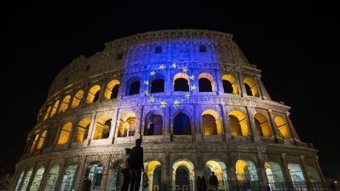 La bandera europea se proyecta en el Coliseo romano, anoche, para celebrar el 60 aniversario de los Tratados de Roma