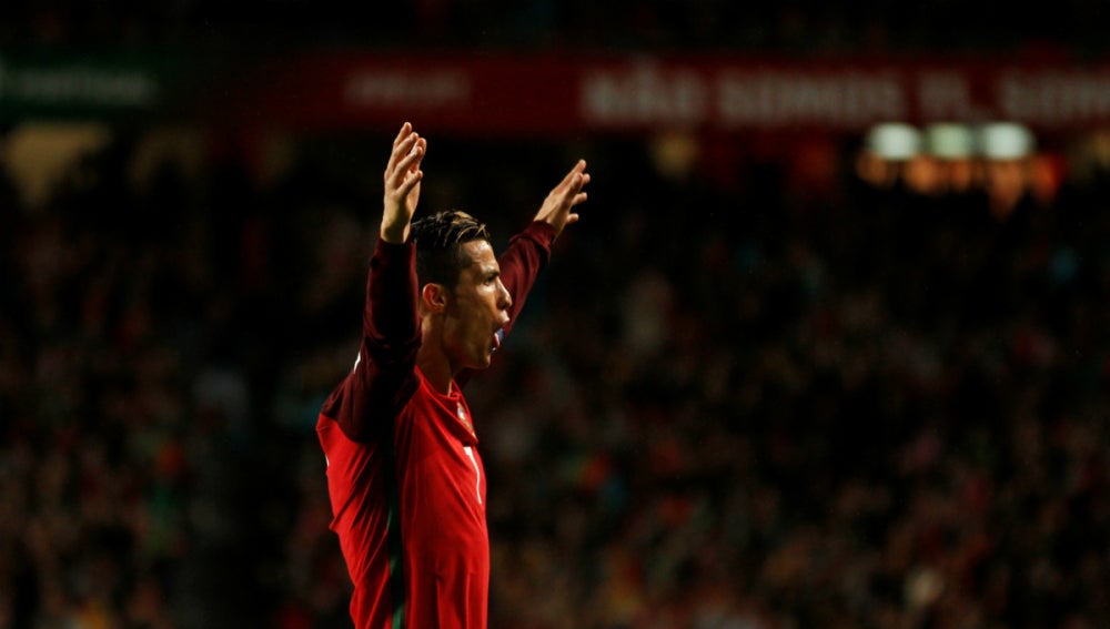 Cristiano celebra un gol con Portugal