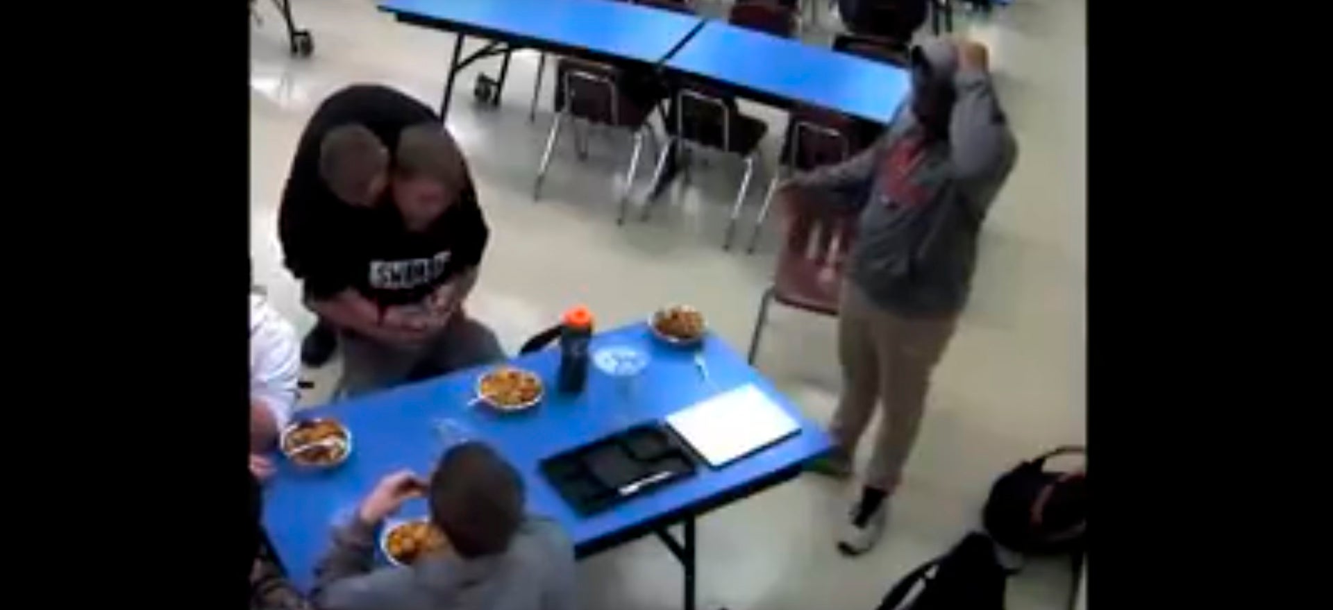 Un estudiante evita que un compañero se ahogue mientras come haciéndole la Maniobra de Heimlich Un estudiante evita que un compañero se ahogue mientras come haciéndole la Maniobra de Heimlich