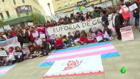 Las familias de menores transexuales manifiestan una ley de identidad
