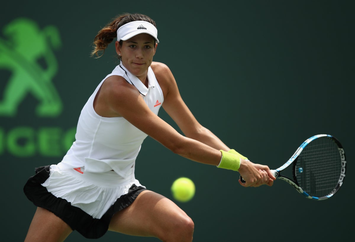 Garbiñe Muguruza mejora y vence a Zhang para seguir adelante en Miami Garbiñe Muguruza mejora y vence a Zhang para seguir adelante en Miami