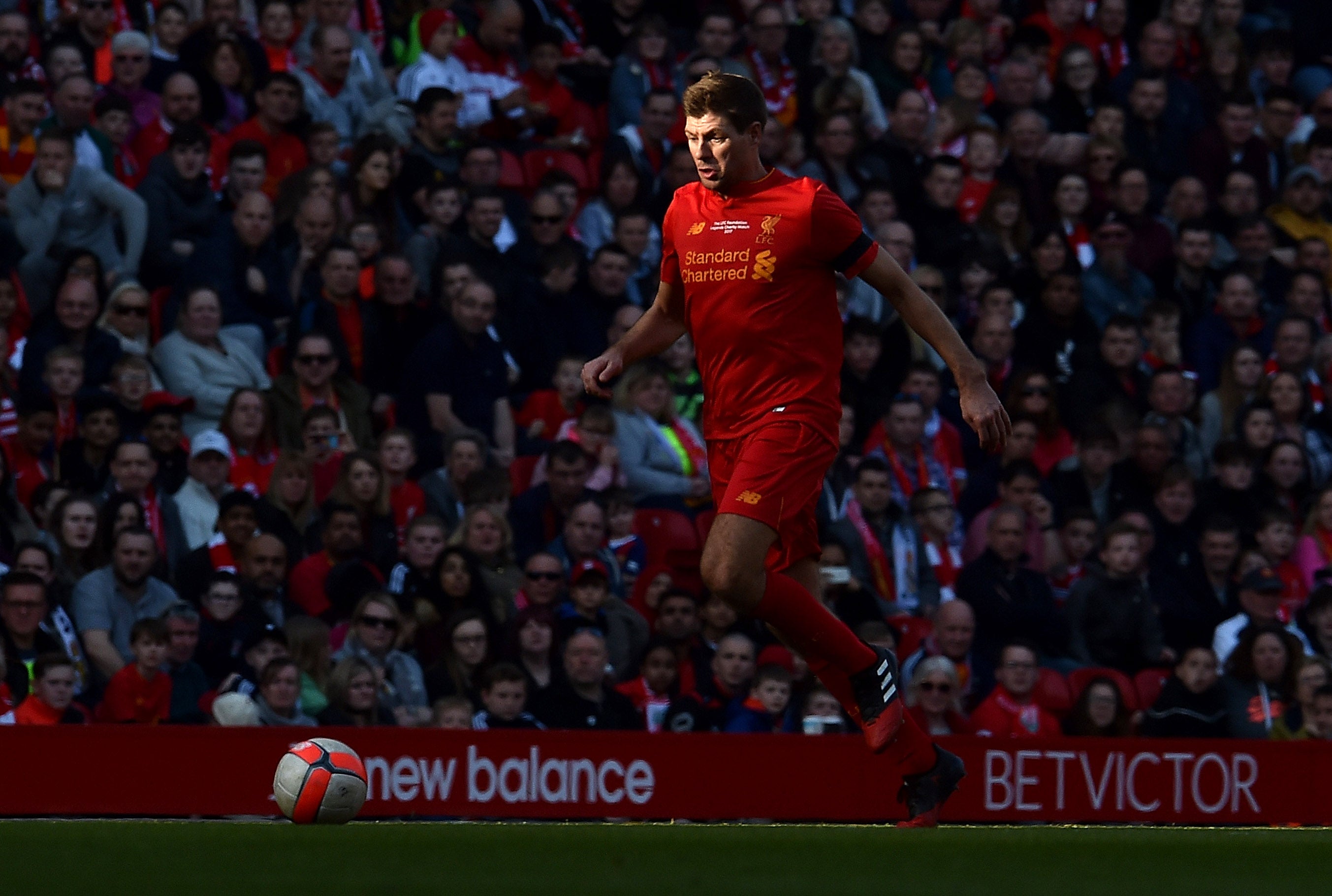 Las leyendas del Liverpool, con un Gerrard estelar, ganan al Real Madrid en Anfield Las leyendas del Liverpool, con un Gerrard estelar, ganan al Real Madrid en Anfield