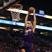Devin Booker hace un mate Devin Booker hace un mate