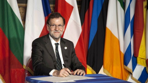 El presdiente del Gobierno espa&ntilde;ol, Mariano Rajoy, firma a su llegada al Campidoglio