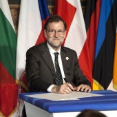 El presdiente del Gobierno español, Mariano Rajoy, firma a su llegada al Campidoglio