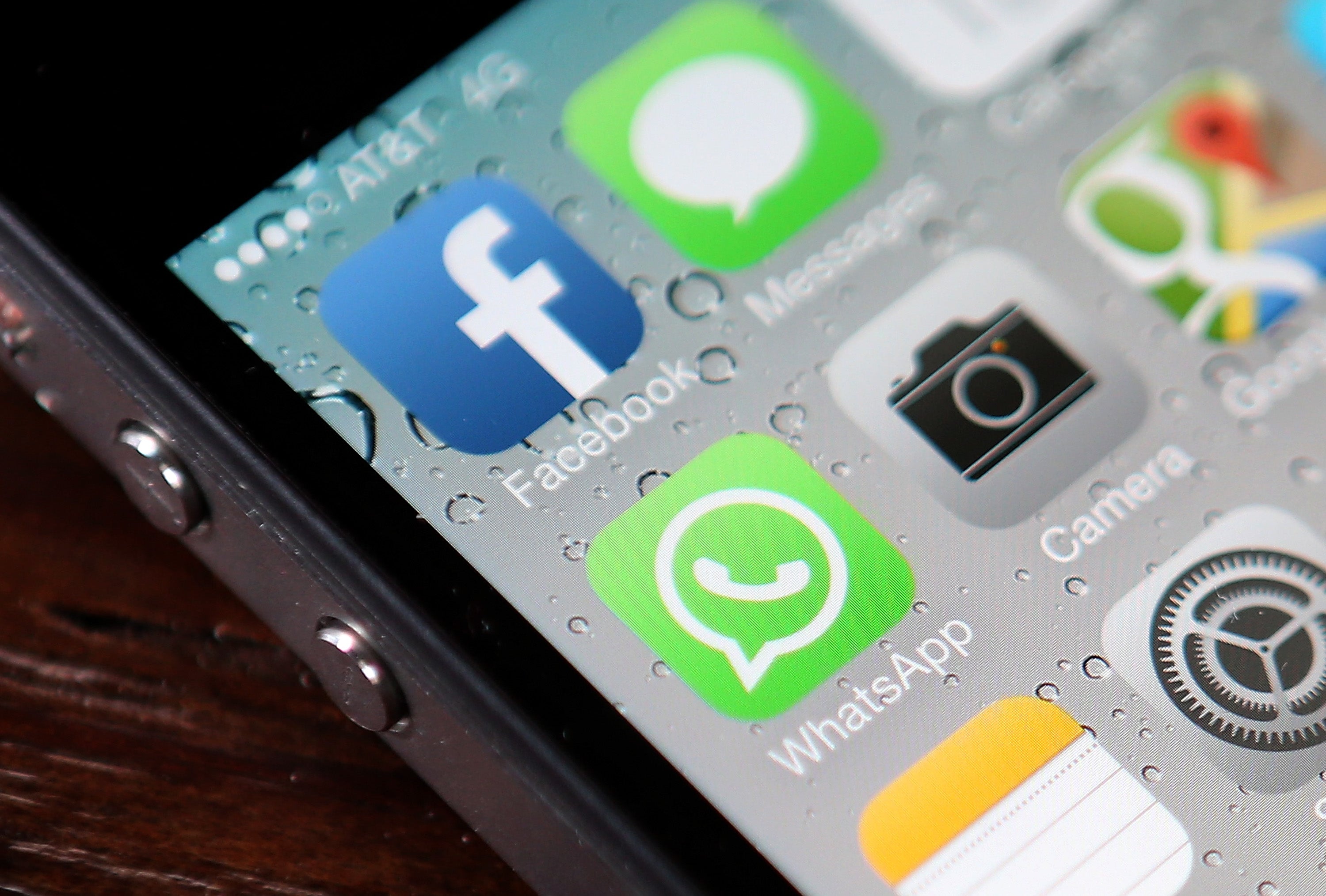 Bruselas multa con 110 millones a Facebook por mentir en la compra de WhatsApp Bruselas multa con 110 millones a Facebook por mentir en la compra de WhatsApp