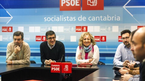 Patxi L&oacute;pez junto a la vicepresidenta del Gobierno de Cantabria y presidenta del PSOE regional, Rosa Eva D&iacute;az Tezanos, durante la reuni&oacute;n con la Ejecutiva del Partido Socialista de Cantabria 