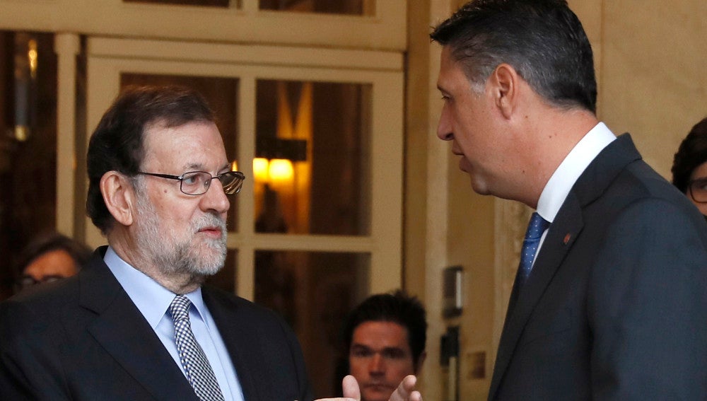El presidente del Gobierno, Mariano Rajoy, conversa con el líder del PP catalán, Xavier García Albiol