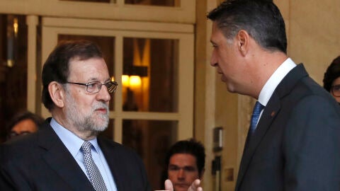 El presidente del Gobierno, Mariano Rajoy, conversa con el l&iacute;der del PP catal&aacute;n, Xavier Garc&iacute;a Albiol