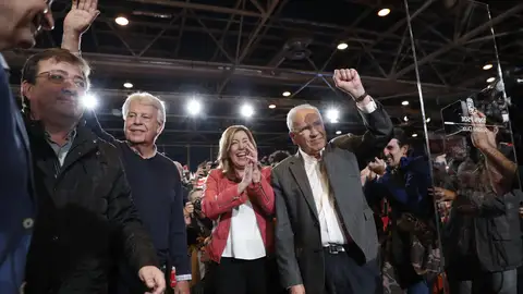 La presidenta de la Junta de Andalucía, Susana Díaz, y el expresidente del Gobierno, Felipe González, el exvicepresidente del Gobierno Alfonso Guerra, y el presidente de Extremadura, Guillermo Fernández Vara La presidenta de la Junta de Andalucía, Susana Díaz, y el expresidente del Gobierno, Felipe González, el exvicepresidente del Gobierno Alfonso Guerra, y el presidente de Extremadura, Guillermo Fernández Vara