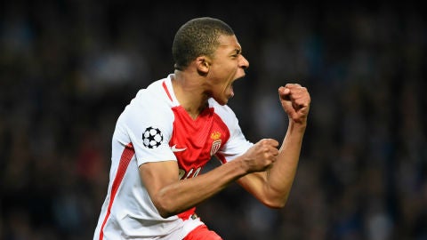 Mbapp&eacute; celebra un gol