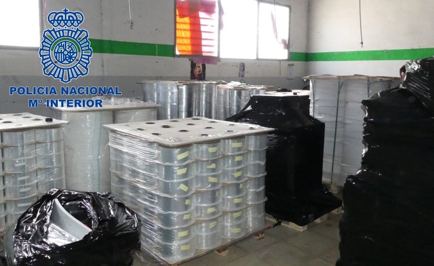La Policía Nacional evita la puesta en marcha en Elche de una fábrica clandestina de tabaco La Policía Nacional evita la puesta en marcha en Elche de una fábrica clandestina de tabaco