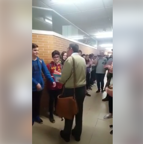 La emotiva despedida de unos alumnos a su profesor en el día de su jubilación La emotiva despedida de unos alumnos a su profesor en el día de su jubilación