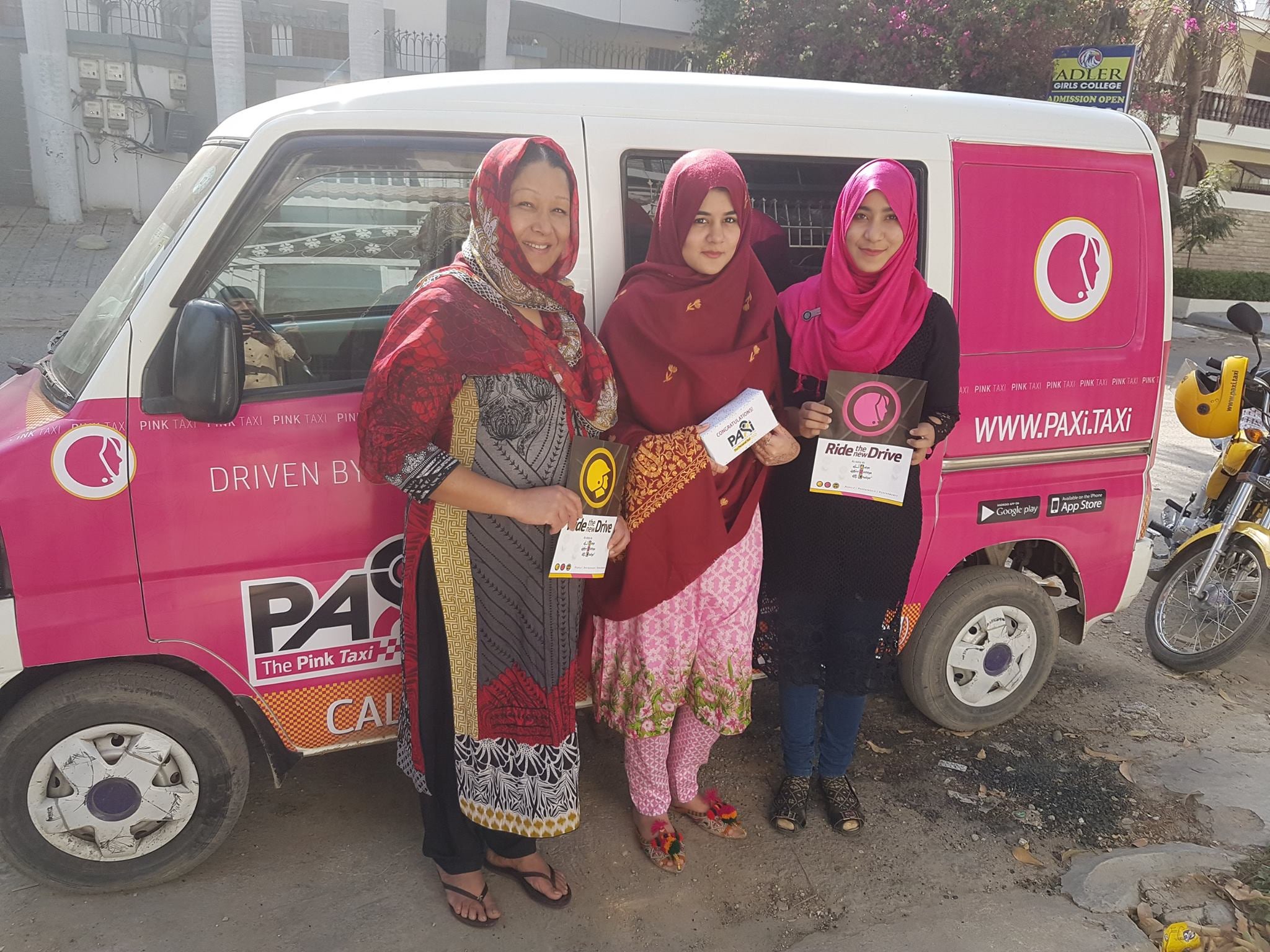 Pakistán pone a circular taxis rosas para proteger a las mujeres del acoso en el transporte público Pakistán pone a circular taxis rosas para proteger a las mujeres del acoso en el transporte público