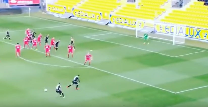 Dos futbolistas no se ponen de acuerdo y se 'olvidan' de cómo lanzar una falta Dos futbolistas no se ponen de acuerdo y se 'olvidan' de cómo lanzar una falta