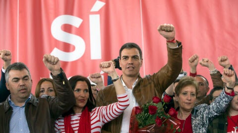 El ex secretario general del PSOE, Pedro S&aacute;nchez, cantando 'La Internacional' al finalizar el acto con militantes y simpatizantes del partido en Burjassot (Valencia) 