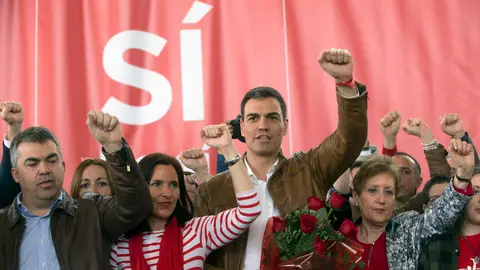 El ex secretario general del PSOE, Pedro Sánchez, cantando 'La Internacional' en Burjassot (Valencia) El ex secretario general del PSOE, Pedro Sánchez, cantando 'La Internacional' al finalizar el acto con militantes y simpatizantes del partido en Burjassot (Valencia)