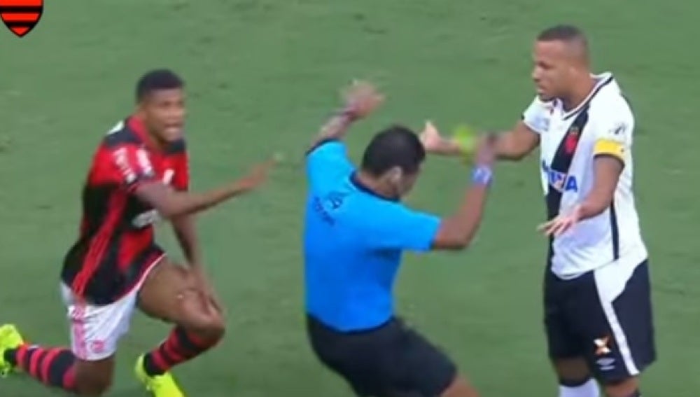 El árbitro finge una agresión ante Luis Fabiano 