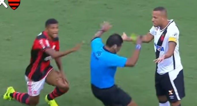 Tremendo: El árbitro finge una agresión y expulsa a Luis Fabiano Tremendo: El árbitro finge una agresión y expulsa a Luis Fabiano