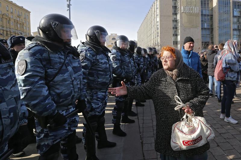 La UE reclama liberar a los detenidos en Rusia en la manifestación anticorrupción La UE reclama liberar a los detenidos en Rusia en la manifestación anticorrupción
