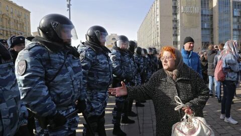 Manifestaci&oacute;n contra la corrupci&oacute;n convocada este domingo por el l&iacute;der opositor Alexei Navalny en el centro de Mosc&uacute;