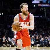 Sergio Rodríguez se prepara para pasar el balón en un partido con los Sixers Sergio Rodríguez se prepara para pasar el balón en un partido con los Sixers
