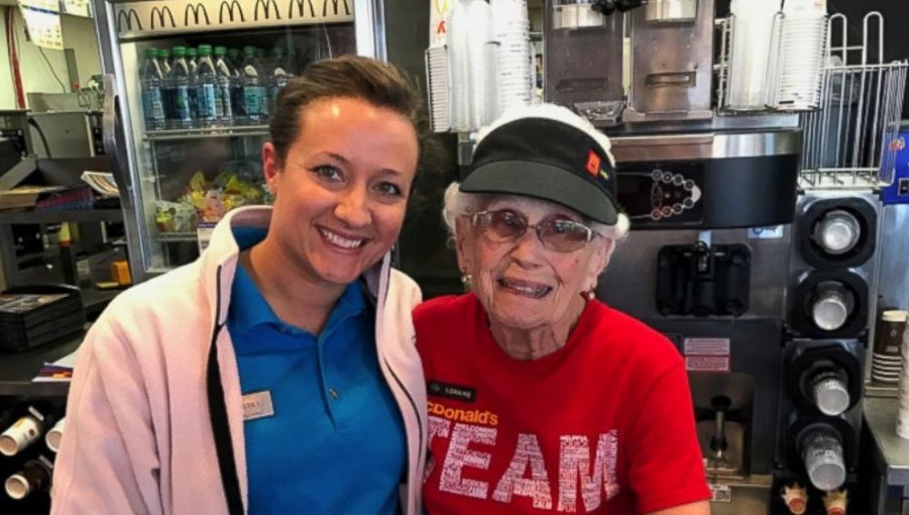 Loraine Maurer lleva 94 años trabajando en McDonalds