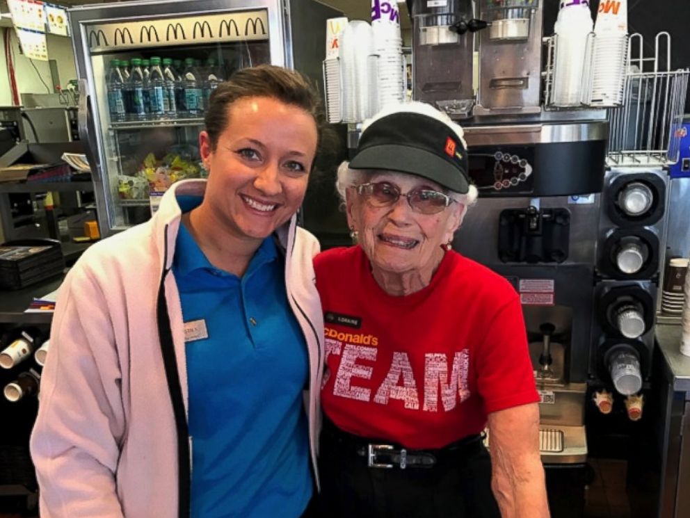 Una mujer de 94 años cumple 44 años trabajando en McDonalds y no planea jubilarse Una mujer de 94 años cumple 44 años trabajando en McDonalds y no planea jubilarse
